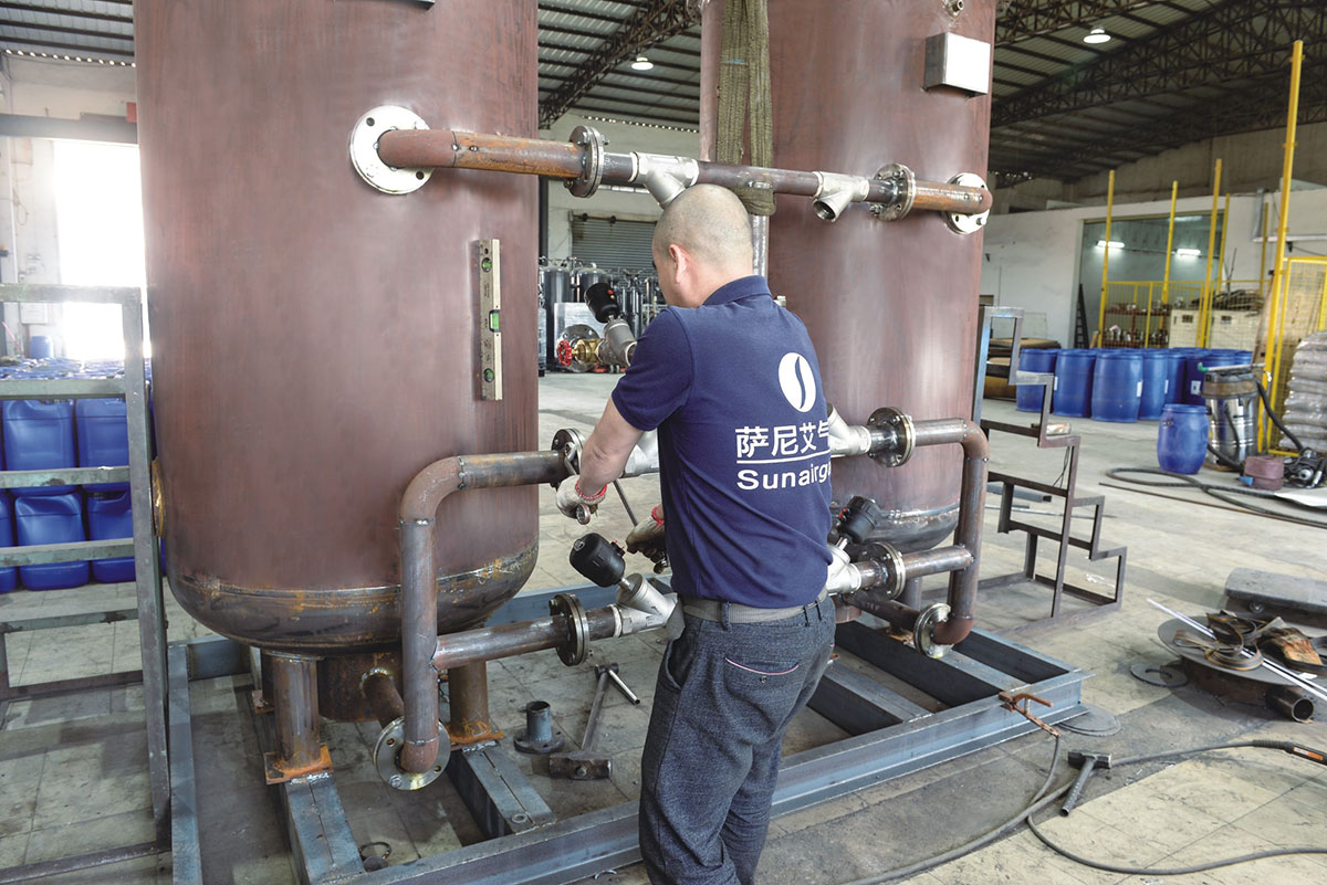 Nitrogen generator assembly